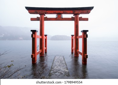 芦ノ湖近くの箱根神社の赤い鳥居