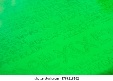 Gieten van mogelijke smaragdgroene tabletvisualisatie met epoxyhars tot geprepareerde vorm (geen echte betekenis)