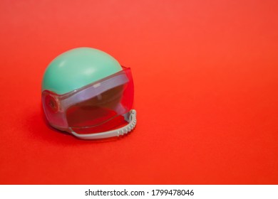 bạc hà pastel đồ chơi bằng nhựa mũ bảo hiểm xe máy trên nền đỏ