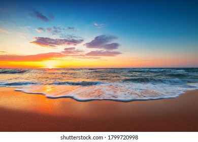 熱帯の海のビーチの日の出