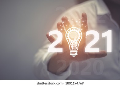 ビジネスマンは2021年を歓迎します。ビジネス年賀状のコンセプト。ソフトフォーカス画像。ヴィンテージのコンセプト