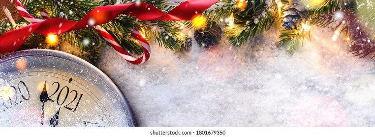 真夜中までのカウントダウン。装飾されたモミの木の横にある、2021 年のクリスマスまたは新年の前の最後の瞬間を数えるレトロなスタイルの時計。上からの眺め。