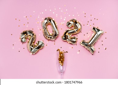 2021 金箔バルーン番号、シャンパン、星の紙吹雪、リボン、ボケ。上部の水平ビュー コピー スペース正月と休日の概念。