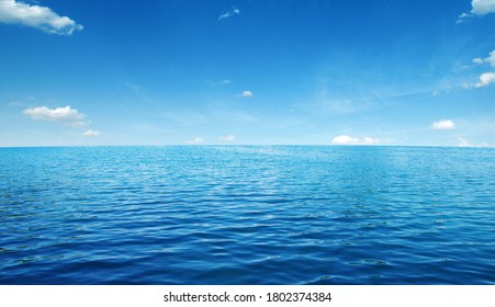 Blaue Meerwasseroberfläche am Himmel