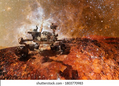 Curiosity-Rover, der die Marsoberfläche erkundet. Science-Fiction-Tapete. Elemente dieses Bildes, bereitgestellt von der NASA.