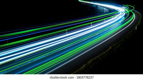 luci delle auto verdi, blu e bianche sulla strada di notte