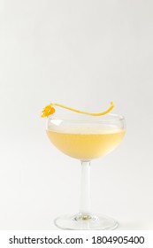 bebida alcohólica servida en vaso de copa de fondo blanco