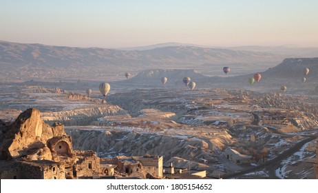 Heißluftballons, die bei Sonnenaufgang in Kappadokien in Göreme, Türkei, in den Himmel steigen.