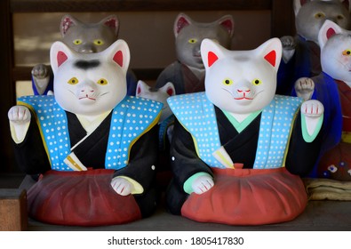 Japońskie koty przynoszące szczęście, znane na całym świecie również jako Maneki-neko, to tradycyjna odmiana kota przynoszącego szczęście, wykonana z ceramiki.