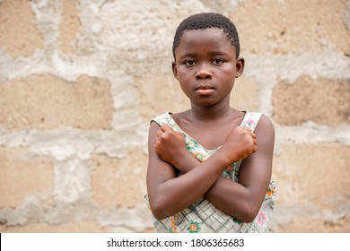 Porträt eines afrikanischen Mädchens, Hände auf der Brust