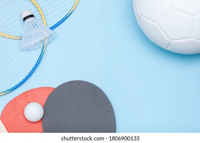 Bola sepak, badminton, peralatan pingpong. Pilihan antara pelbagai jenis konsep sukan.