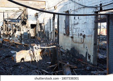 Edificio de muebles de oficina B y L incendiado por manifestantes de jacob blake de materia viva negra.