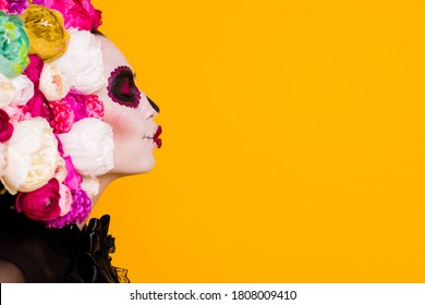 Foto de disparo en la cabeza de calavera katrina diosa no muerta enviar beso al aire sacerdote favorito ojos cerrados usar vestido negro muerte carnaval disfraz rosas diadema aislado fondo de color amarillo