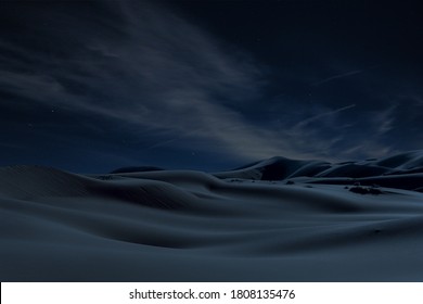 星空の下の夜の砂漠の丘と砂丘、青い雰囲気の曇り空。