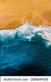 黄色い砂と青い海、縦の写真ときれいな砂浜。きれいな砂浜の航空写真。黄砂が美しいビーチ。海景の航空写真。コピースペース