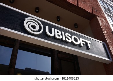 San Francisco, CA, USA - 8 feb 2020: Het Ubisoft-bord is te zien bij de ingang van het Ubisoft San Francisco-kantoor. Ubisoft Entertainment SA is een Frans videogamebedrijf met hoofdkantoor in Montreuil.