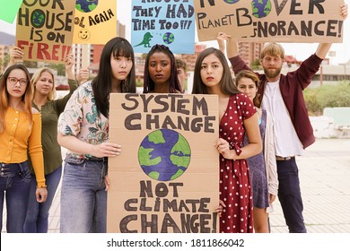 多文化の意見に抗議する人々。さまざまな国の若者がイデオロギーを示しています。同じ防御の下で一緒に学生。気候変動の概念。
