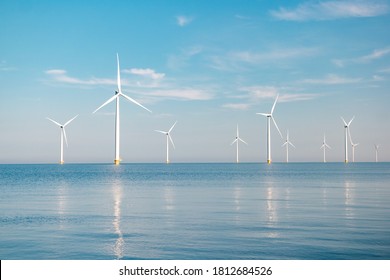 offshore windmolenpark met stormachtige wolken en een blauwe lucht, windmolenpark in de oceaan. Nederland Europa