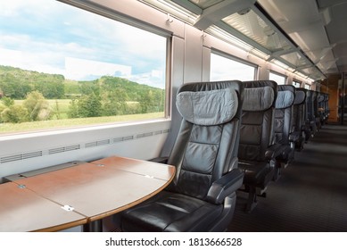 インターシティ-ビジネスクラスで空席のある急行列車の内部が動いています。高速ドイツ列車の内部、居心地の良い椅子を備えたファーストクラス。