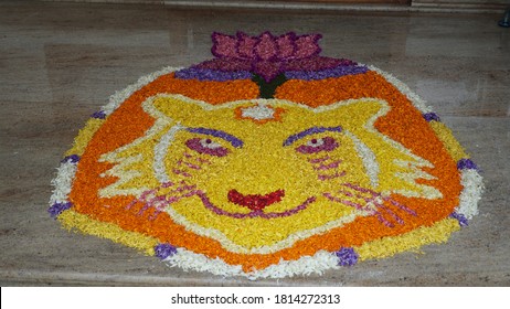 festival de flores onam de Kerala. Pookalm hecho con varias flores. Imagen de tigre y loto.
