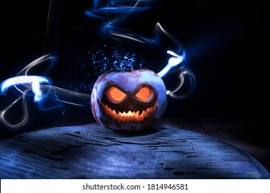 Halloween-pompoenglimlach en enge ogen voor feestavond. Close-up van enge Halloween-pompoen met ogen gloeien binnen op zwarte achtergrond. Selectieve aandacht