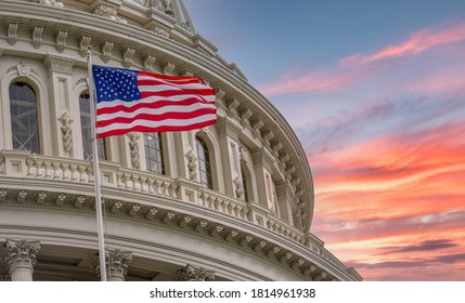 Pemandangan Amerika Serikat Capitol Rotunda Dome di Washington DC dengan Bendera Amerika Berkilau Bintang dengan latar belakang langit matahari terbenam yang dramatis dan berwarna-warni