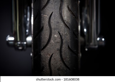 オートバイのフォークとタイヤのカラー ショット。