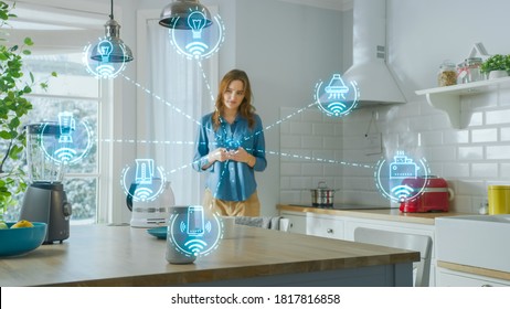 Internet of Things Concept: jonge vrouw met behulp van Smartphone in de keuken. Ze bestuurt haar keukenapparatuur met IOT. Grafische weergave van digitaliseringsvisualisatie van Connected Home Electronics-apparaten