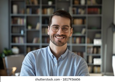 Das Profilbild des glücklichen jungen kaukasischen Mannes in der Brille zeigt Vertrauen und Führung. Kopfschussporträt des lächelnden tausendjährigen Mannes in den Gläsern, die drinnen zu Hause aufwerfen. Beschäftigung, Erfolgskonzept.
