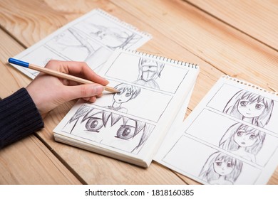 Artis menggambar buku komik anime di studio.