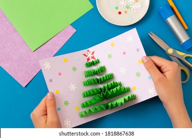Wie man Weihnachtskarte mit volumetrischem Baum macht. Ursprüngliches Projekt für Kinder. DIY-Konzept. Schritt-für-Schritt-Anleitung für Fotos. Schritt 9. Karte mit Konfetti und Schneeflocken dekorieren