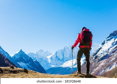 Turista con mochila y panorama de montaña.