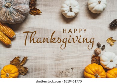 Selamat Hari Thanksgiving dengan labu dan kacang di atas meja kayu