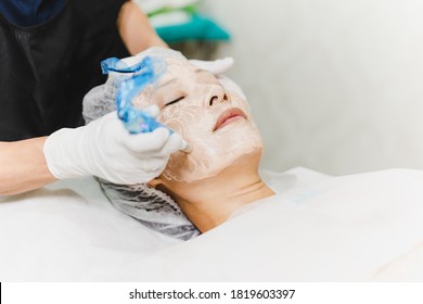Wanita yang memiliki perawatan wajah yang merangsang di klinik profesional