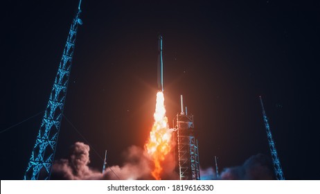 Launch Pad Complex: Erfolgreicher Raketenstart mit Crew auf einer Weltraumerkundungsmission. Fliegendes Raumschiff sprengt Flammen und Rauch beim Start. Menschlichkeit im Weltraum, Eroberung des Universums