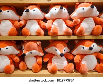 süße und lustige orangefarbene Füchse Süße und lustige Kinderspielzeuge im Regal im Laden