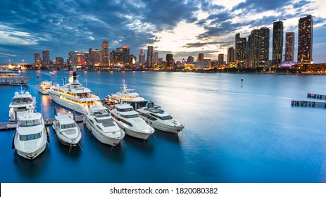 Horizonte de Miami al anochecer en una tarde nublada con un cielo espectacular que muestra Brickell y el centro y el puerto deportivo en primer plano con los grandes yates y barcos impresionantes