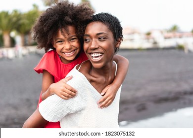 Afrikanische Mutter und Tochter amüsieren sich am Strand - Konzentrieren Sie sich auf das Gesicht der Mutter