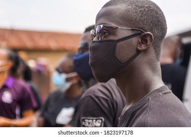 Abuja, Nigeria: E jonke nigerianesche Jong lauschtert mat voller Opmierksamkeet op de Koordinator wärend enger palliativer Verdeelungsübung. Opgeholl den 16. August 2020.