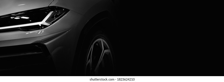 テキスト用の右側の黒い背景の空き領域にある現代の車のLEDヘッドライトの詳細。
