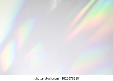 Efecto de superposición de textura de refracción de luz de arco iris borrosa para fotos y maquetas. Destello holográfico diagonal de gota orgánica sobre una pared blanca. Sombras para efectos de luz natural
