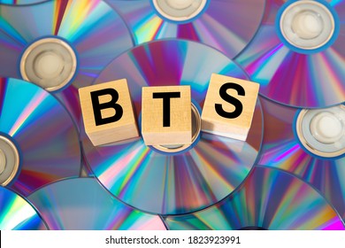 BTS-concept met houten kubussen. BTS-woord op cd-achtergrond
