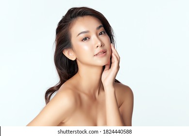 Smuk ung asiatisk kvinde med ren frisk hud på hvid baggrund, Ansigtspleje, Ansigtsbehandling, Kosmetologi, skønhed og spa, Portræt af asiatiske kvinder
