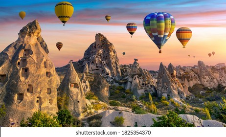 トルコのカッパドキア上空を飛ぶカラフルな熱気球。