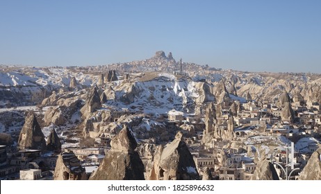 雪に覆われたカッパドキアの妖精の煙突は、冬の間、トルコのギョレメ近くの岩層を形成します。