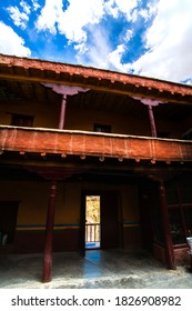 インドのジャム・カシミール州レー・ラダックのラマユーロにある高さ3,510メートル(11,520フィート)のスリナガル・レー高速道路にあるチベット仏教の僧院、ラマユルまたはユル修道院の本堂