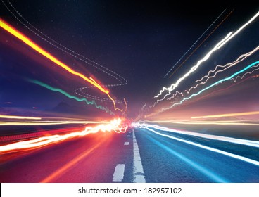 Städtische Ampelspuren - Lichtspuren vom Verkehr - Hauptverkehrszeit.