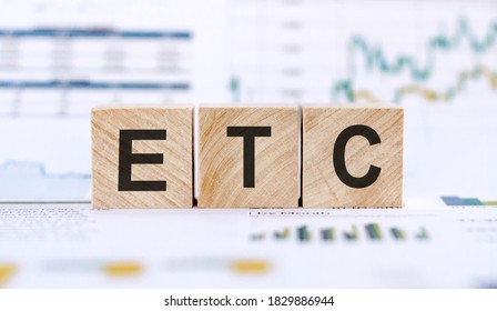 Ábécé betűje a szóban ETC (rövidítése et cetera) a pénzügyi grafikonok hátterében
