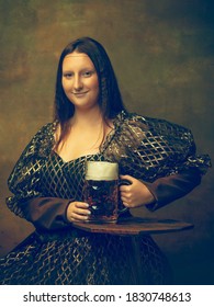 Bier tijd. Jonge vrouw als Mona Lisa, La Gioconda geïsoleerd op donkergroene achtergrond. Retro stijl, vergelijking van tijdperken concept. Prachtig vrouwelijk model als klassiek historisch karakter, ouderwets.