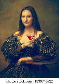 Cocktailtijd. Jonge vrouw als Mona Lisa, La Gioconda geïsoleerd op donkergroene achtergrond. Retro stijl, vergelijking van tijdperken concept. Prachtig vrouwelijk model zoals klassiek historisch karakter, ouderwets